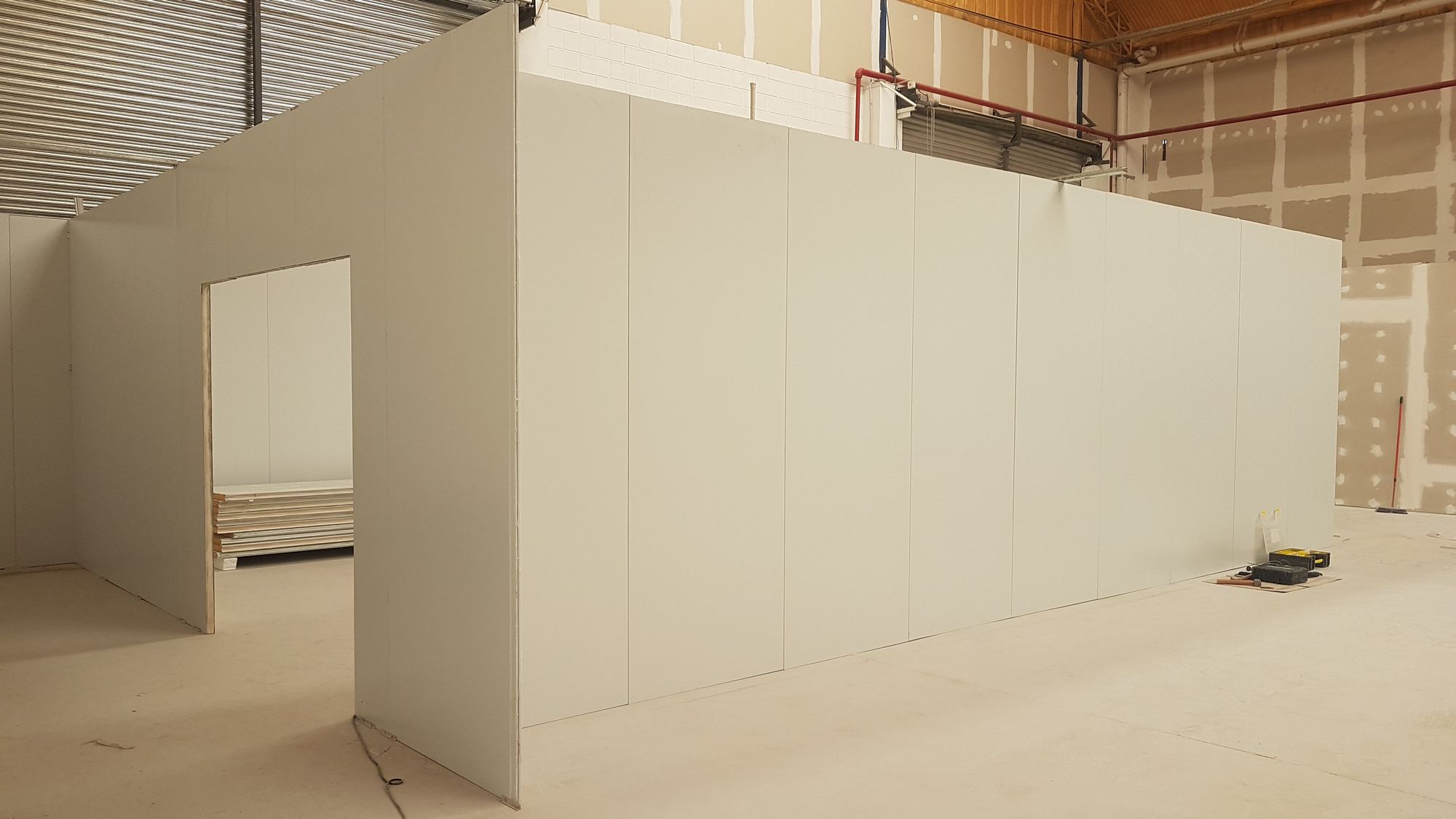 Montaje en seco de panelería modular dentro de una nave industrial