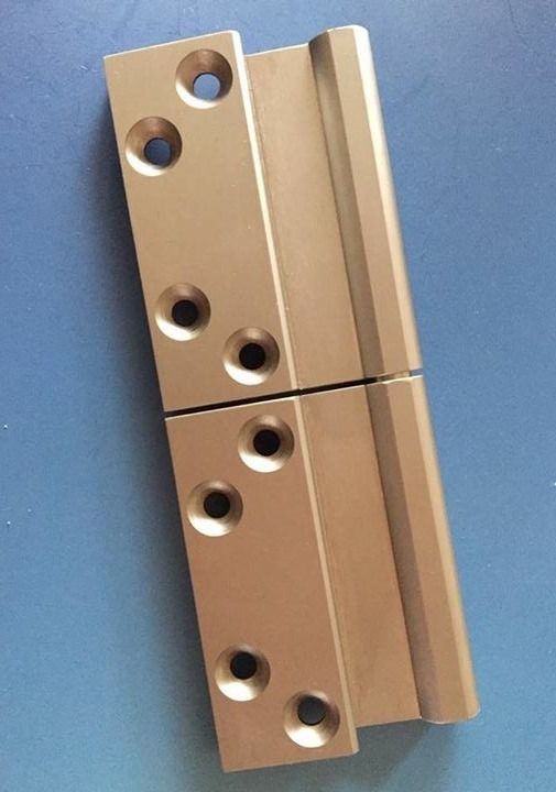 Bisagra de aluminio macizo de matricería propia