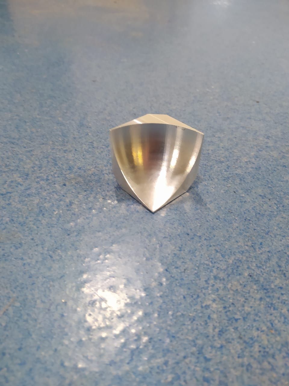 Esquinero de aluminio apoyado sobre piso sanitario