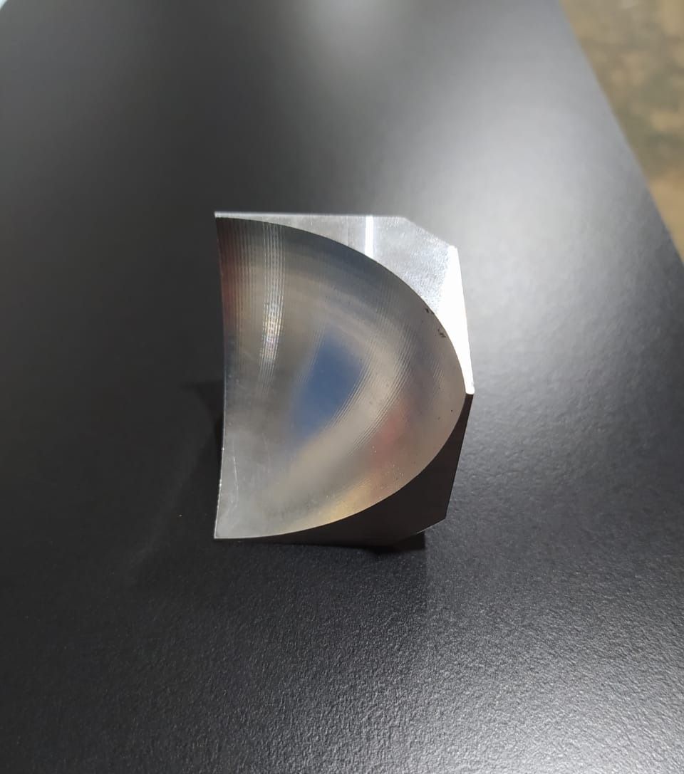 Esquinero de aluminio macizo de matricería propia