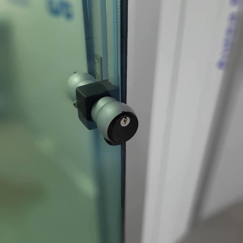 Pomo con cerradura Meroni sobre puerta vidriada