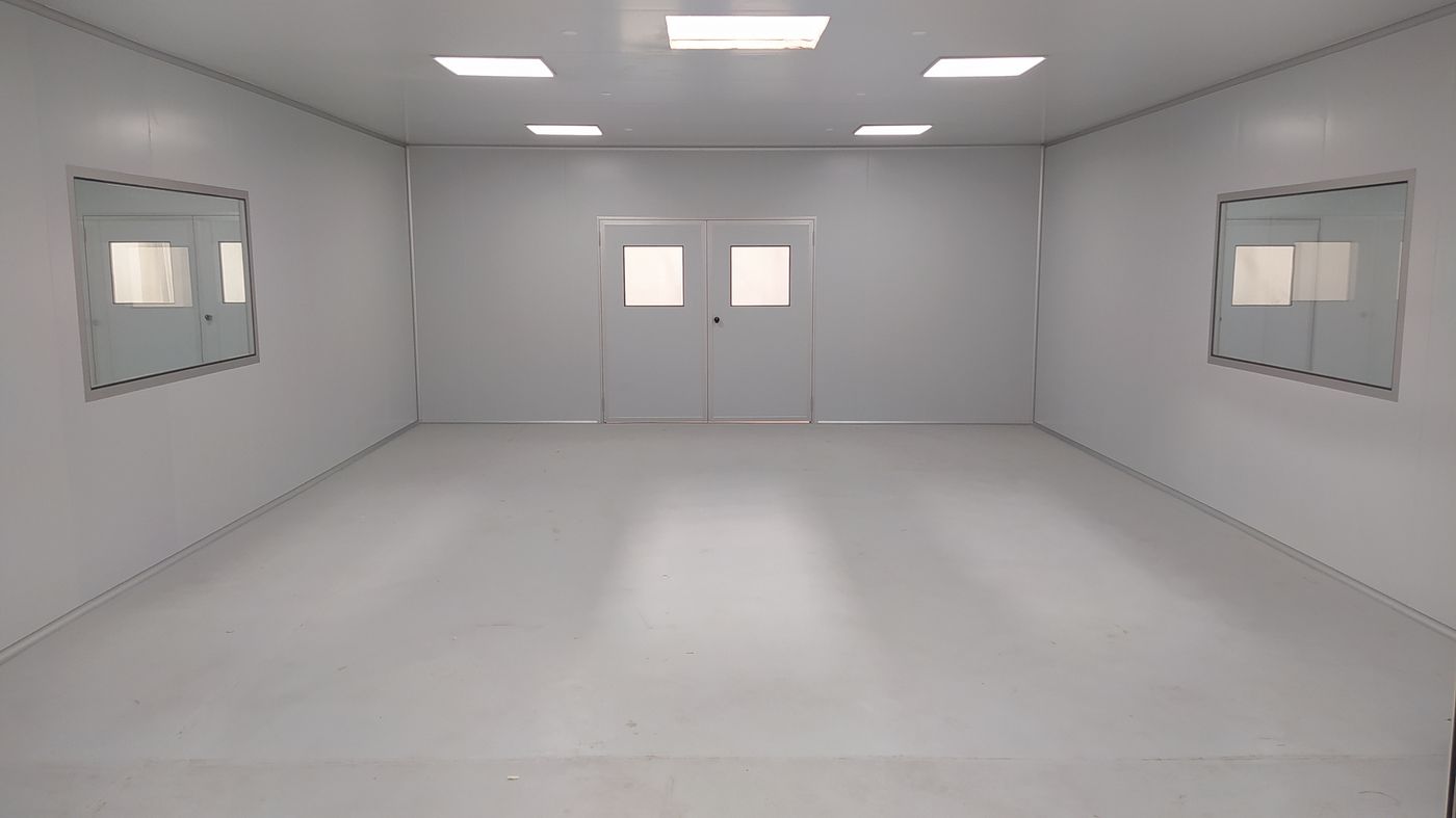 Sala limpia terminada con paneles vidriados y puerta doble con visores