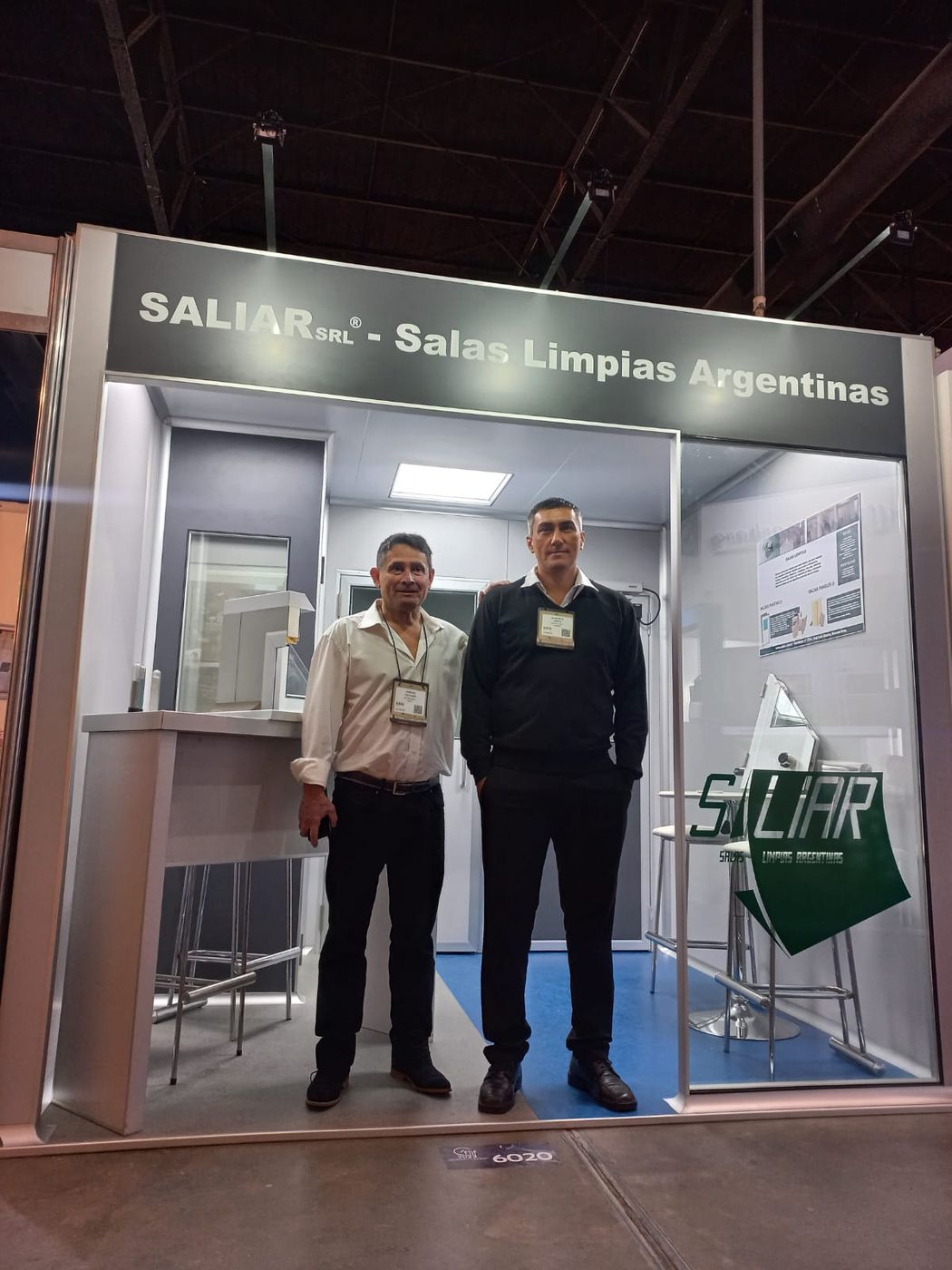 Los socios de Saliar en el stand de la empresa, armado como una sala limpia