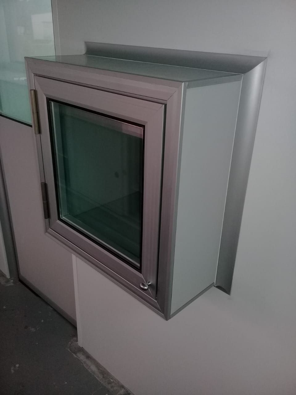 Ventana de doble vidriado con passbox de transferencia